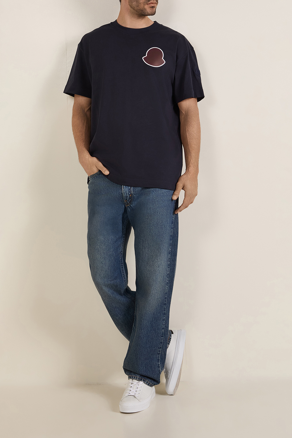 תמונת כל הלוק של חולצת טי